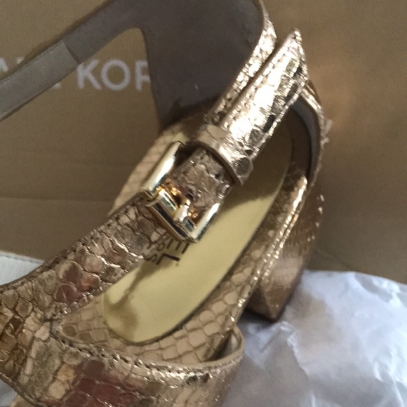 Ladies Michael by Michael Kors Sandals leather Tstrap  Marigold Rhinestones 8.5m - Picture 6 of 15